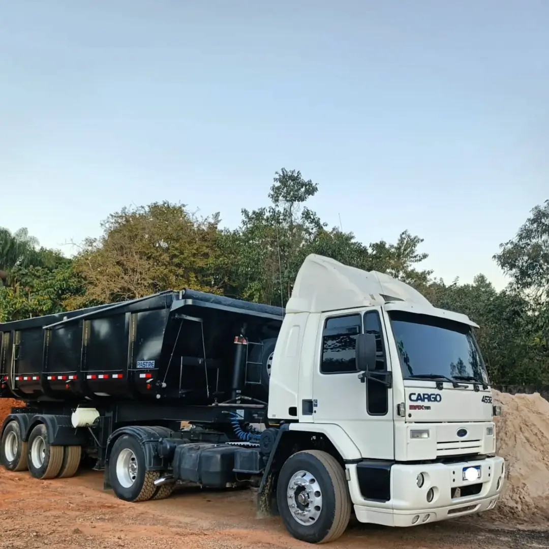 Caminhão Ford Cargo 4532 com caçamba basculante da Demak Terraplenagem