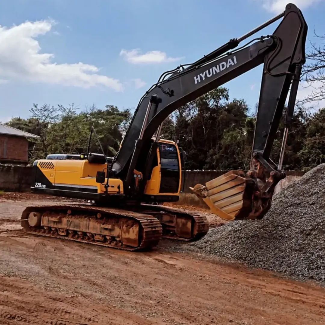 Escavadeira hidráulica Hyundai 220LC da Demak carregando brita em obra na região de Araquari