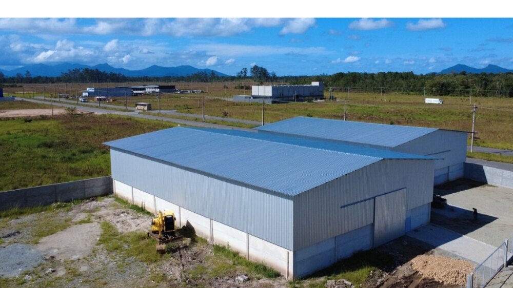 Depois: galpões construídos sobre o terreno preparado