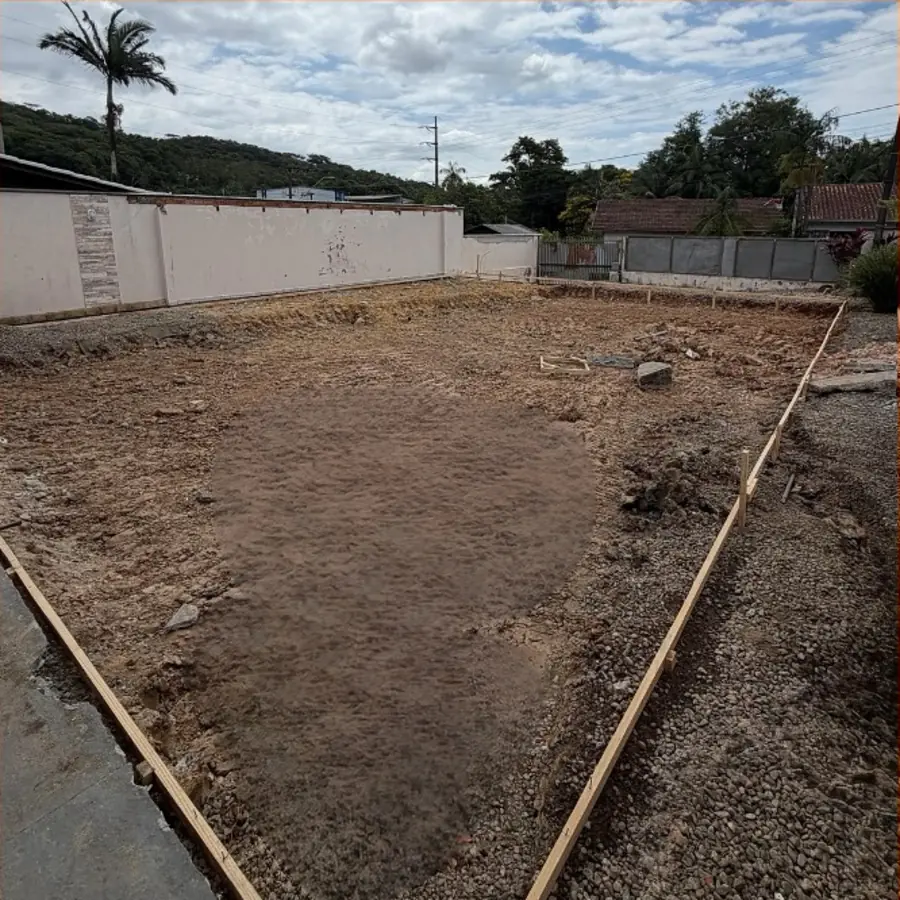 Terreno limpo e nivelado após o serviço da Demak